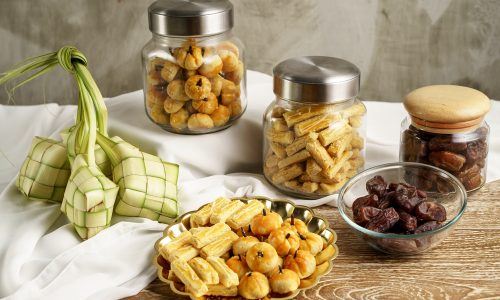Berbagai kue Lebaran dan ketupat.