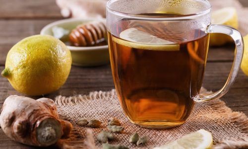 Manfaat minum teh dengan buah lemon dan jahe.