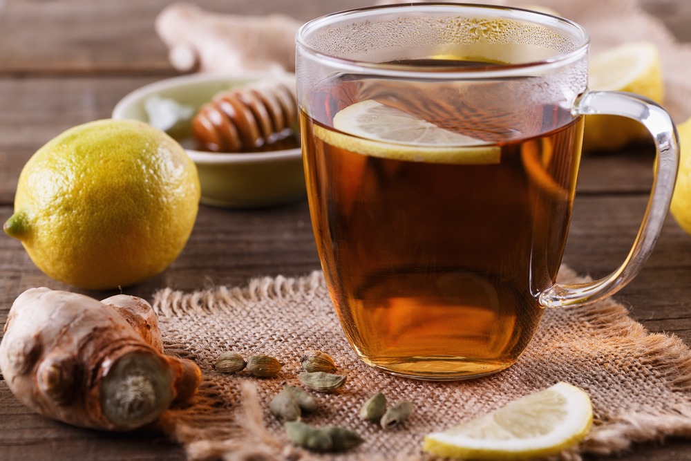 Manfaat minum teh dengan buah lemon dan jahe.
