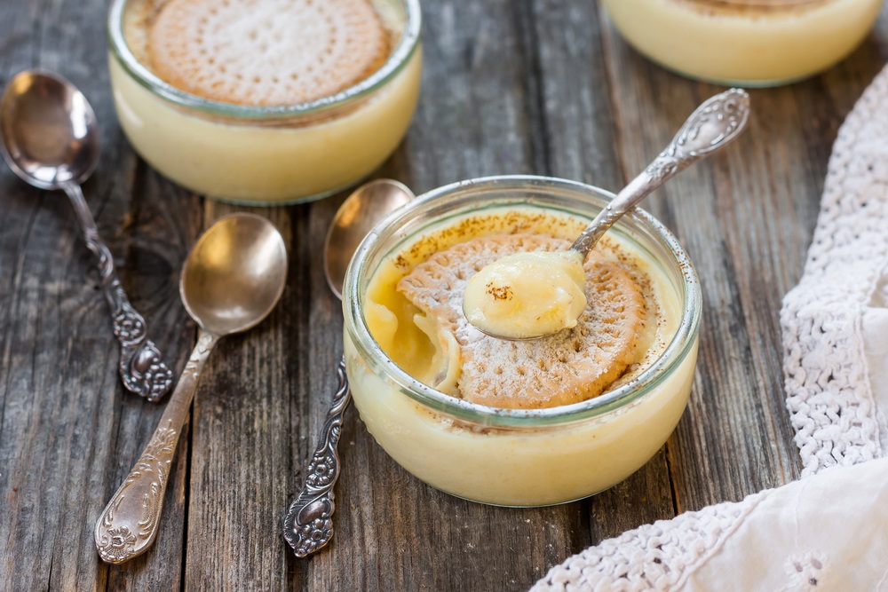 Gelas berisi hasil masak resep puding coklat viral.