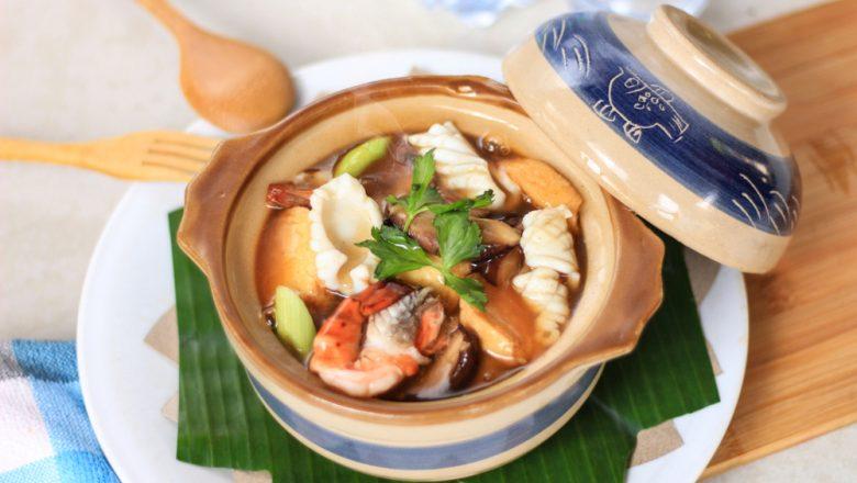 Sapo tahu seafood disajikan dalam claypot