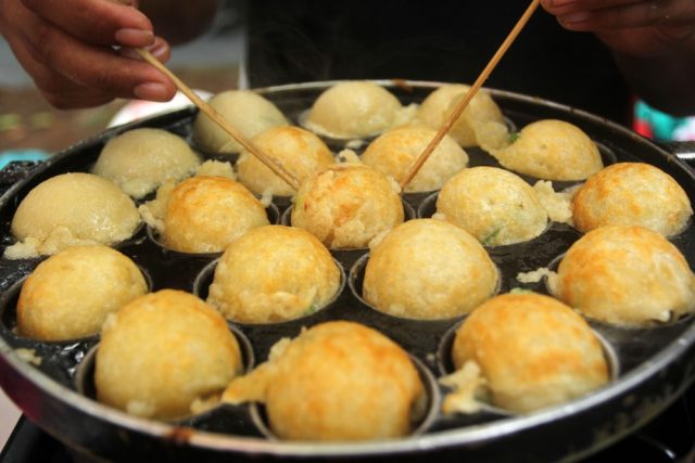 Takoyaki sedang dibalikkan.