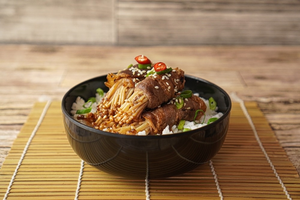 Seporsi donburi daging sapi khas Jepang, lengkap dengan onsen tamago