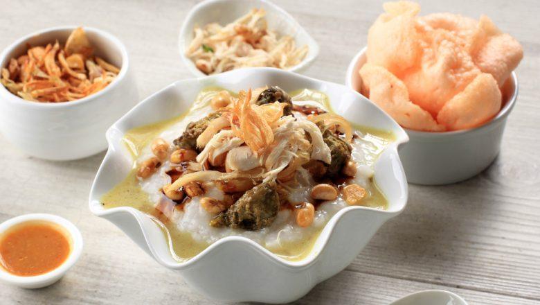 Semangkuk bubur ayam Cirebon dan topping
