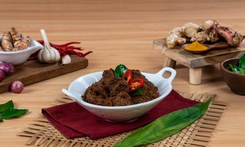 Piring berisi hasil masak resep rendang daging sapi.