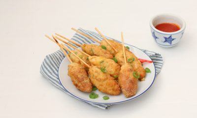 Hasil masak resep sempol ayam disajikan di atas piring dengan saus sambal.
