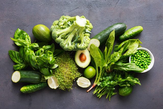 Zucchini, brokoli, bayam, avokad, dan beberapa sayuran hijau lainnya.