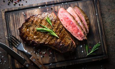 Daging steak dengan tingkat kematangan medium rare disajikan di atas talenan.