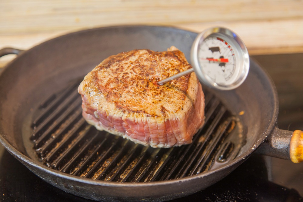 Temperatur daging tengah dipakai saat memasak steak.