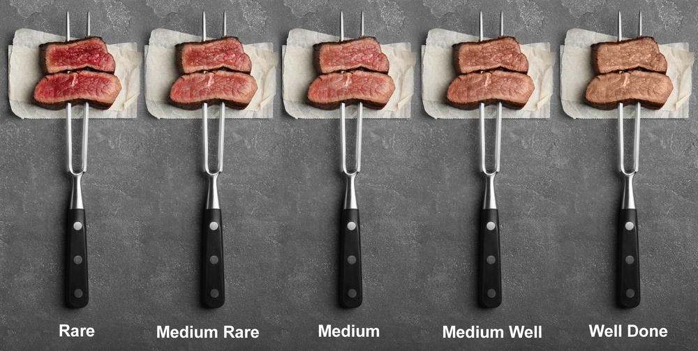 Beberapa potong daging dengan tingkat kematangan berbeda.