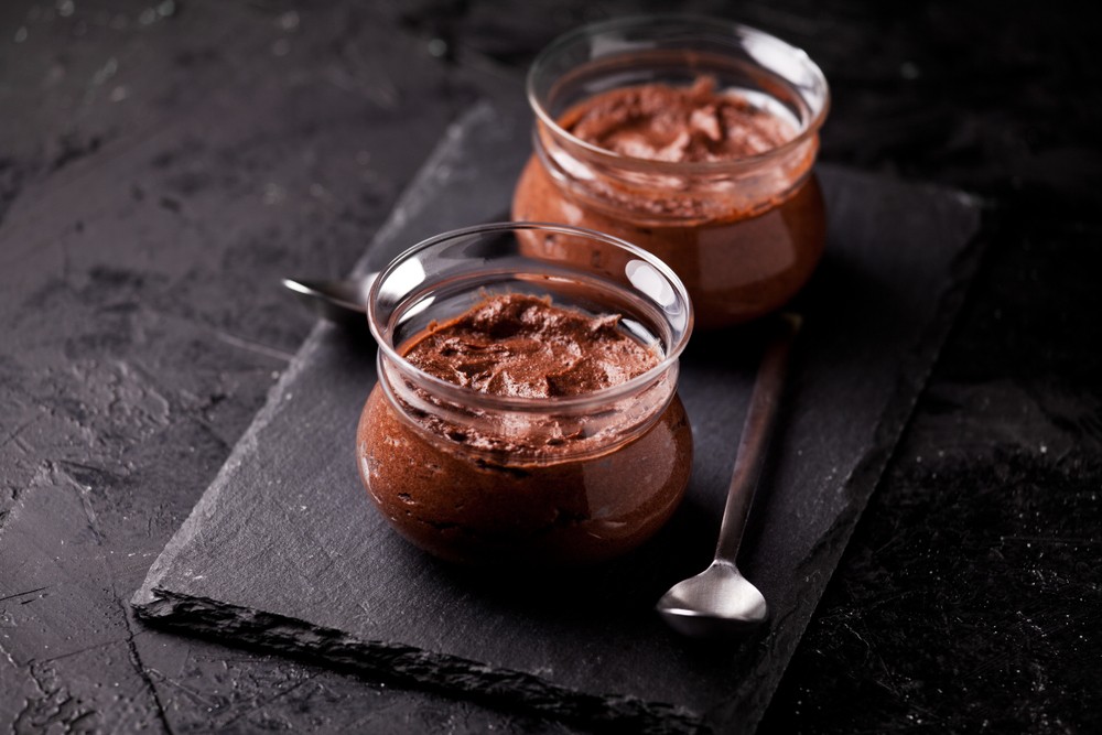 Dua wadah berisikan chocolate mousse.