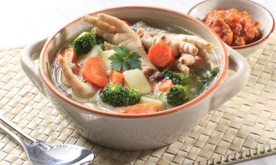 Semangkuk olahan resep sop ceker dengan sayuran.