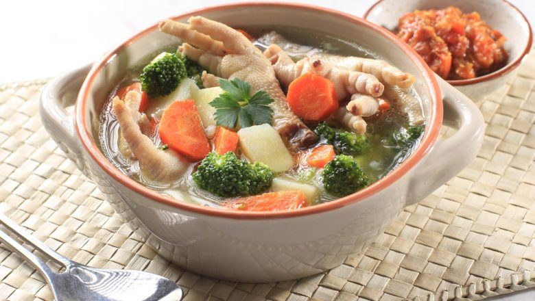 Semangkuk olahan resep sop ceker dengan sayuran.