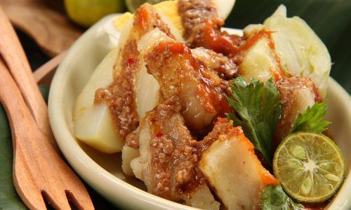 Jajanan anak sekolah berupa siomay ikan bumbu kacang.
