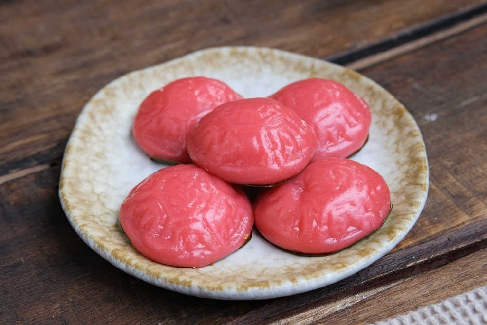 Lima buah olahan resep kue ku berwarna pink.