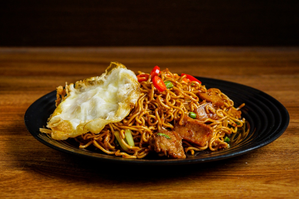 Sepiring mie kari goreng dengan telur.