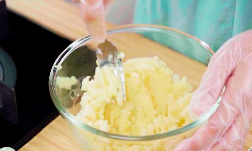Mengolah kentang untuk resep baked potato