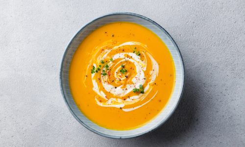 Mangkuk berisikan olahan pumpkin soup.
