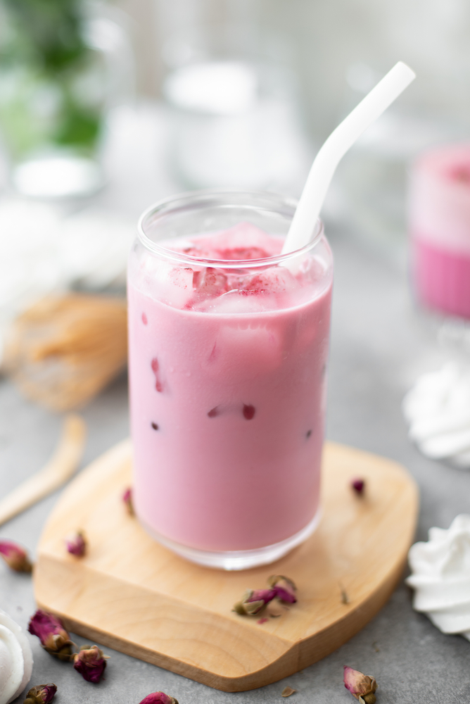 Segelas es jelly susu guava disajikan di atas talenan kecil.
