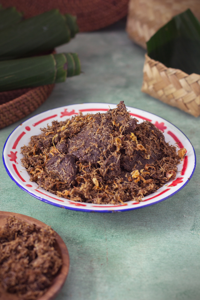 Piring berisikan olahan resep dendeng ragi khas Jawa Timur.