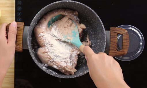 membuat adonan kue putu mayang dengan tepung sagu
