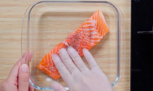 melumuri salmon dengan garam untuk olahan cara buat sushi mentai rumahan