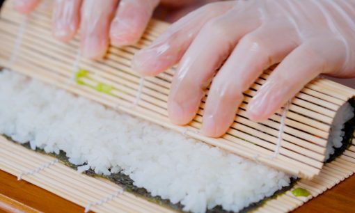 menggulung sushi untuk olahan cara buat sushi mentai rumahan