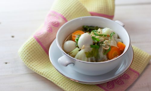 Satu mangkuk berisikan olahan resep sup telur puyuh.