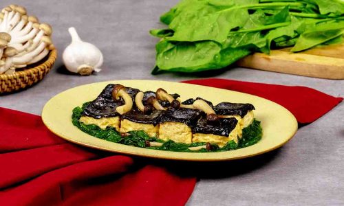 Tahu saus tiram jamur shimeji disajikan di atas piring panjang