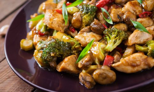 Piring berisikan olahan resep makanan simple berupa ayam dan sayuran