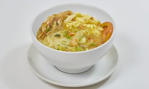 Mangkuk berisikan olahan resep soto ayam kuning tanpa santan