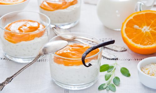 Gelas-gelas berisikan puding kelapa muda jeruk selasih.
