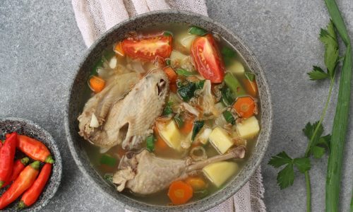 Mangkuk berisikan resep sayur sop ayam kampung.