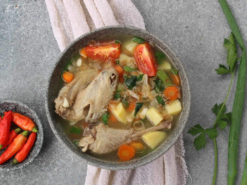 Mangkuk berisikan resep sayur sop ayam kampung.