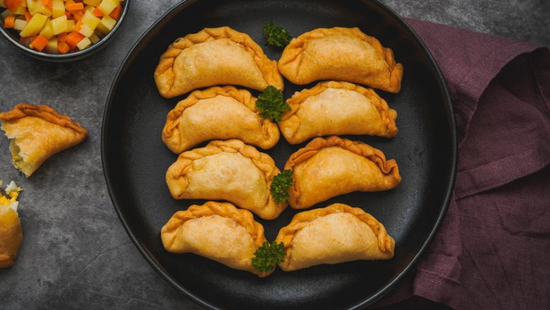 Cara Membuat Pastel Isi Ayam Sayuran yang Garingnya Tahan Lama
