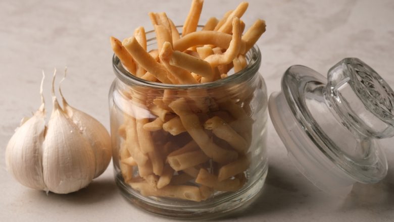 Stik Bawang Keju Gurih dan Garing, Camilan Paling Laris Saat Lebaran