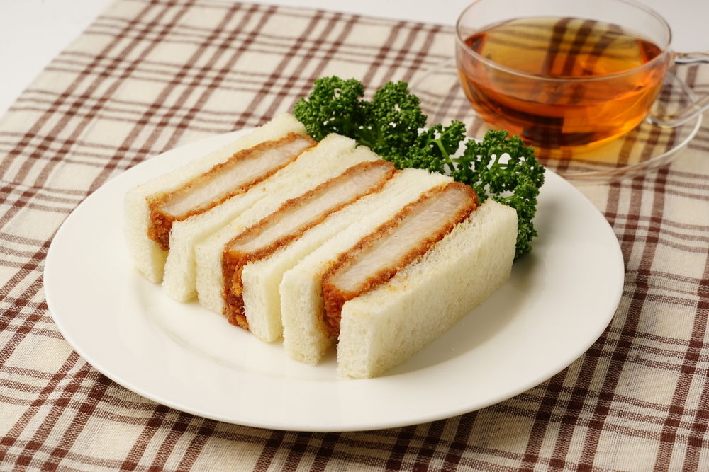 Katsu sando alias sandwich isi chicken katsu untuk jajanan buka puasa.