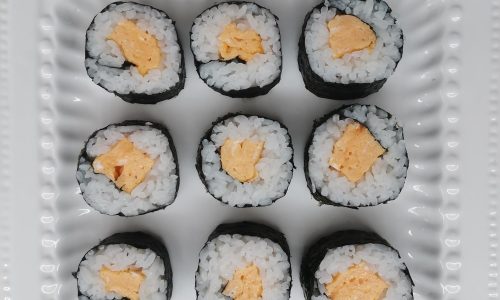 Tamago sushi dalam piring putih