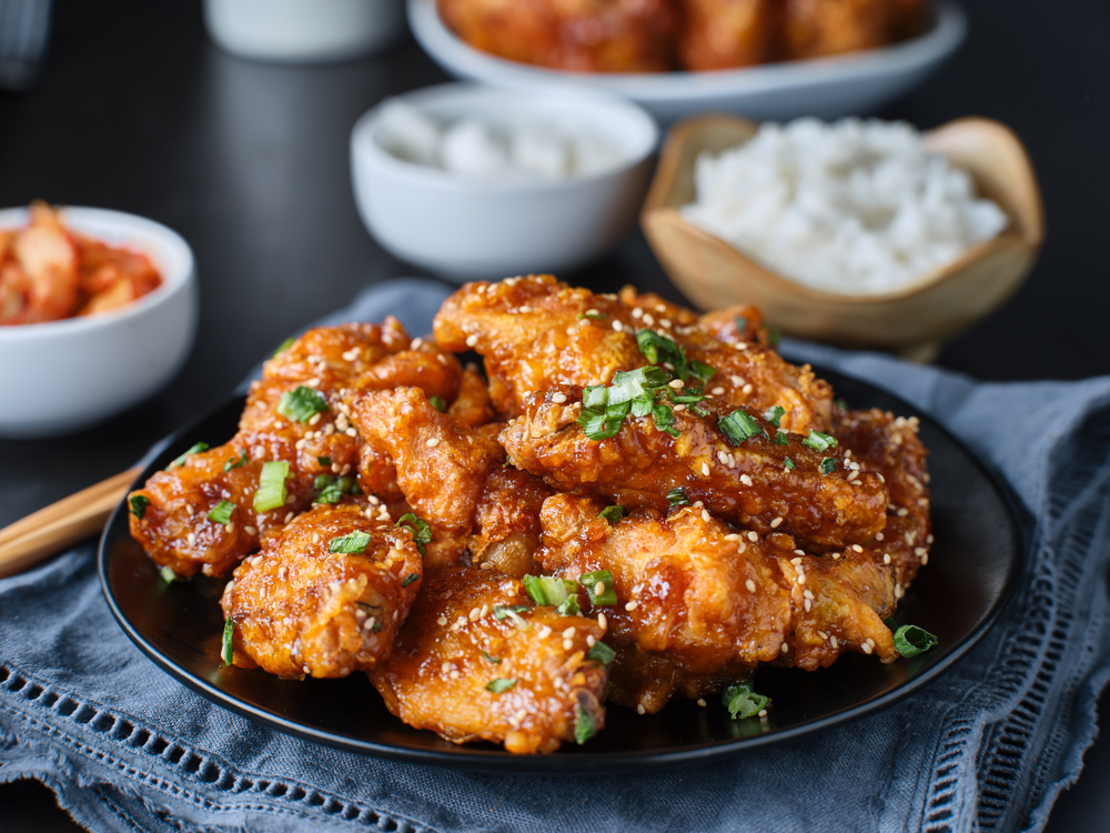 Ayam goreng Korea bersama nasi dan kimchi.