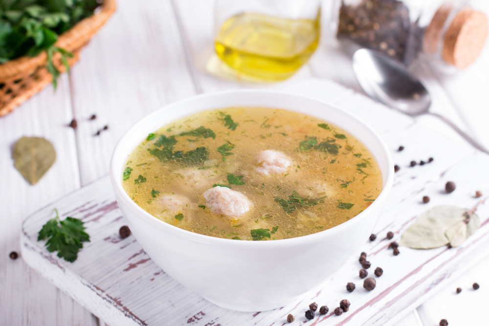 Bakso ayam kuah dalam mangkuk putih.