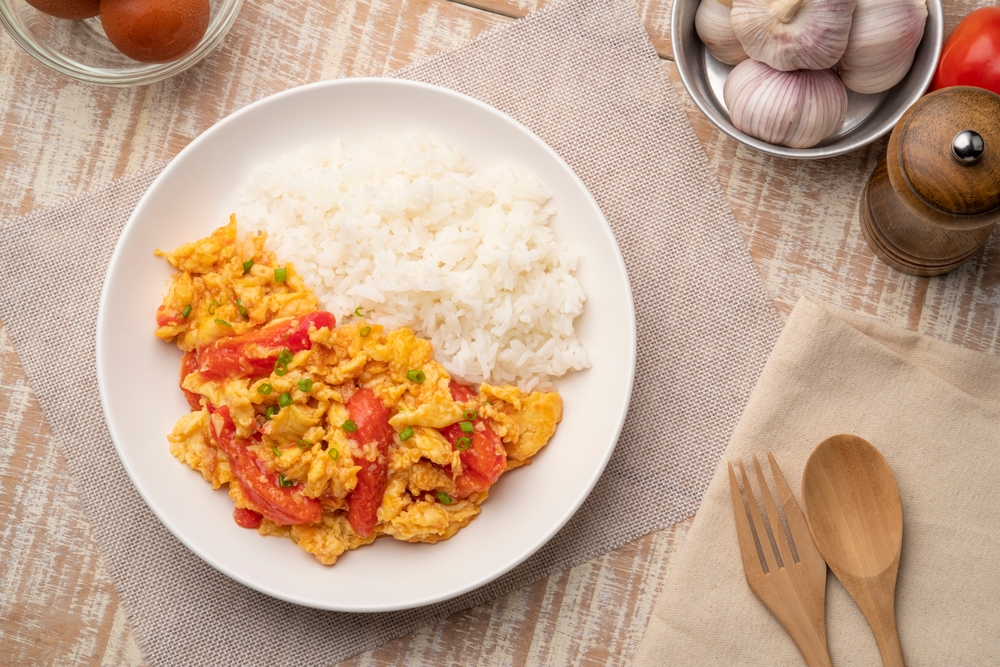 Tumis telur tomat untuk bekal makan siang sederhana. 