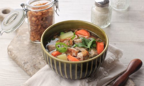 Resep sop ayam rumahan enak dalam mangkuk hijau. (Foto: Shutterstock)