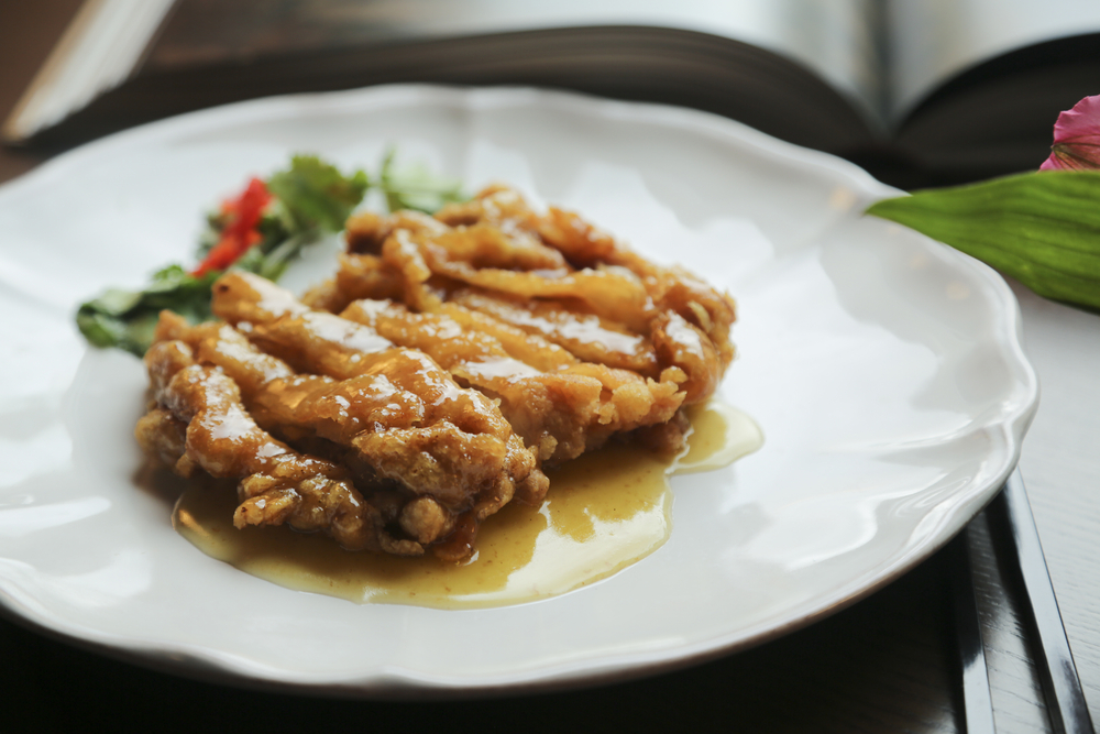 Hidangan ayam nanking dengan sausnya di atas piring putih. (Foto: Shutterstock)